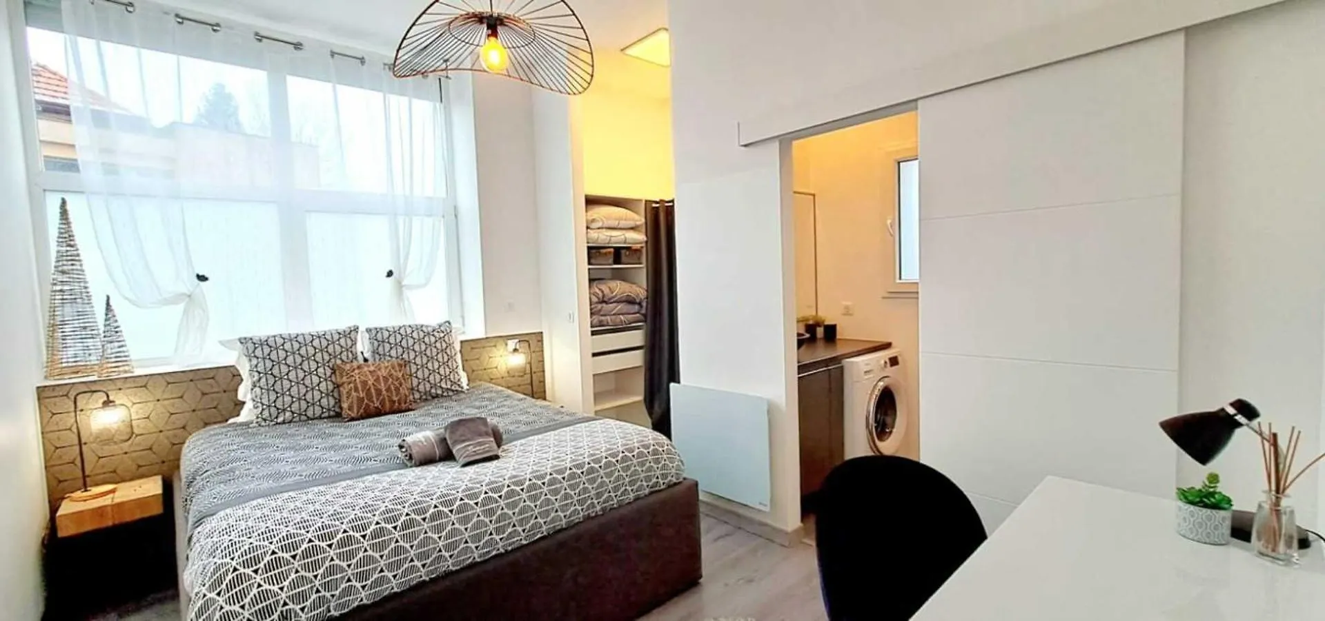 Black&White Home-By So'Serenityhome-Balcon-Parking Cluses 0*,  France